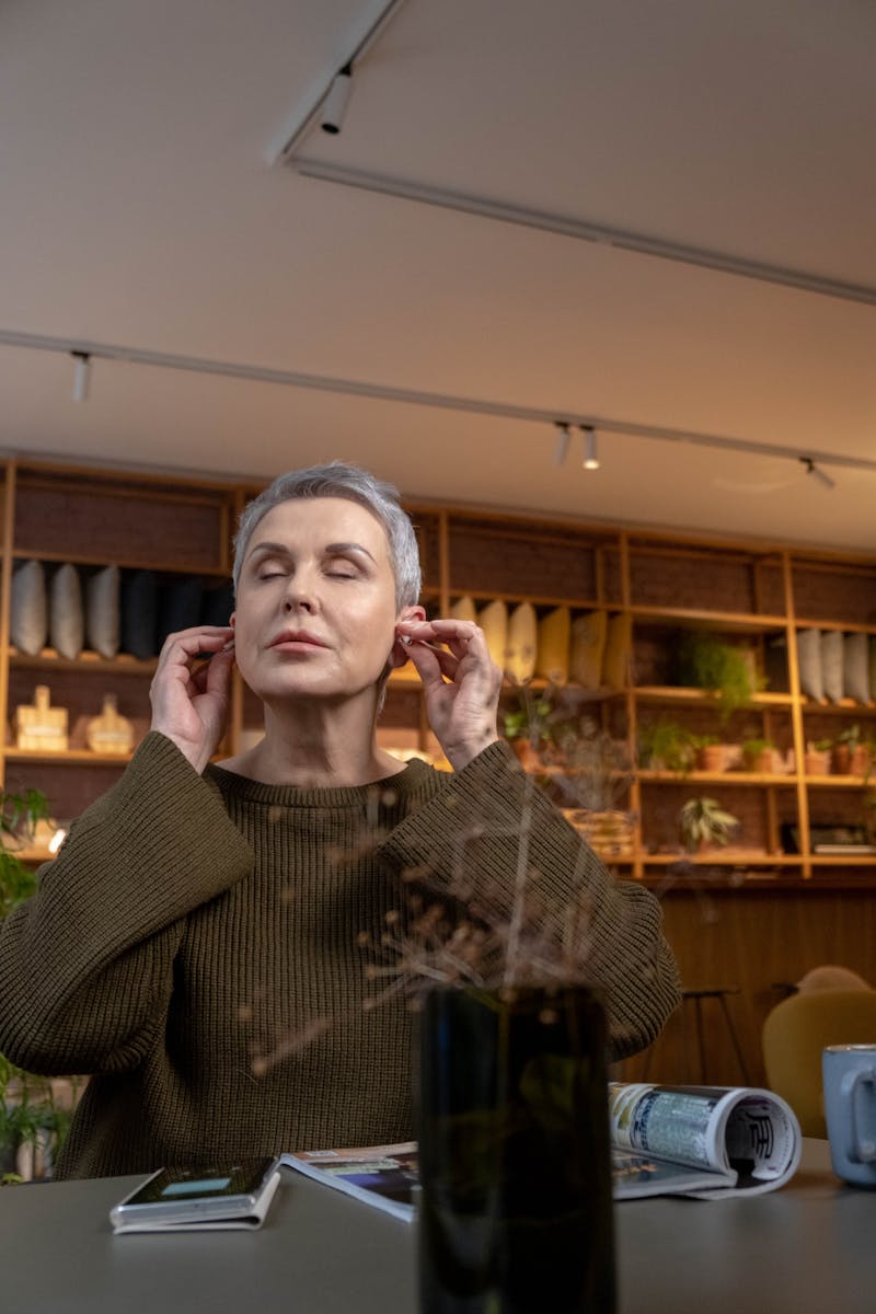 kobieta słucha muzyki przez bezprzewodowe słuchawki