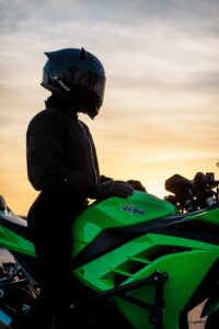 Zużycie kasku motocyklowego – po ilu latach i w jakich sytuacjach należy kupić nowy?