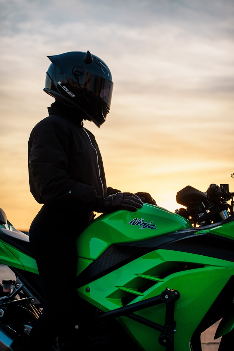 Zużycie kasku motocyklowego – po ilu latach i w jakich sytuacjach należy kupić nowy?